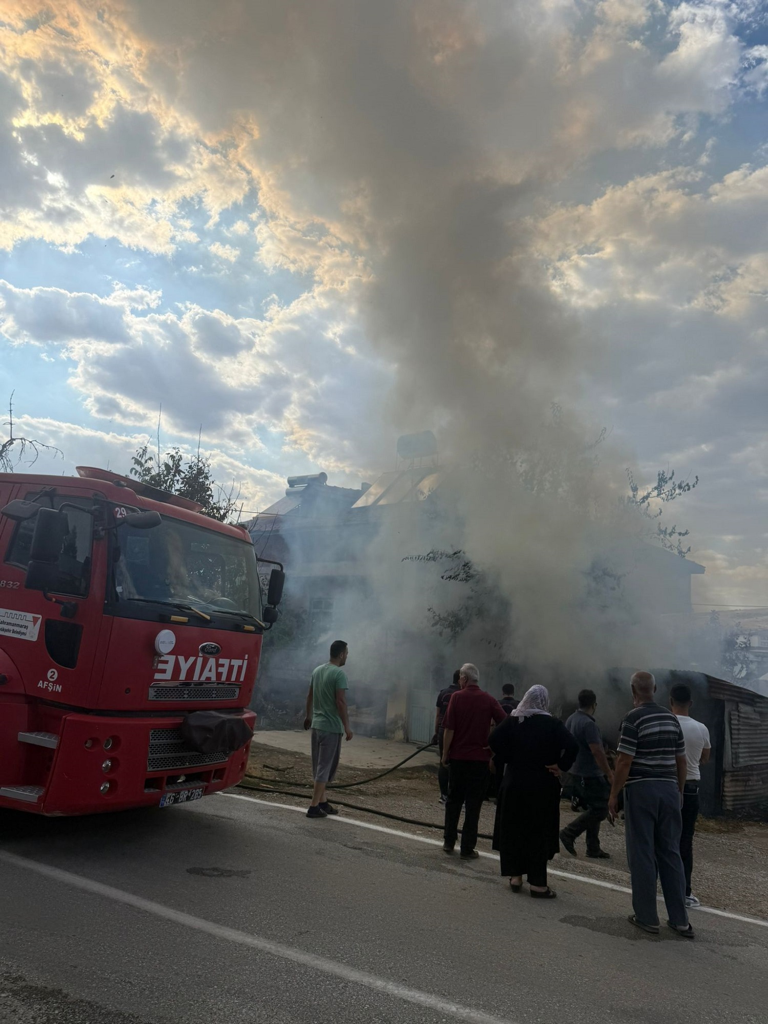 Afşin'de Bahçede Çıkan Yangın Garaj Ve Eve Sıçradı (8)