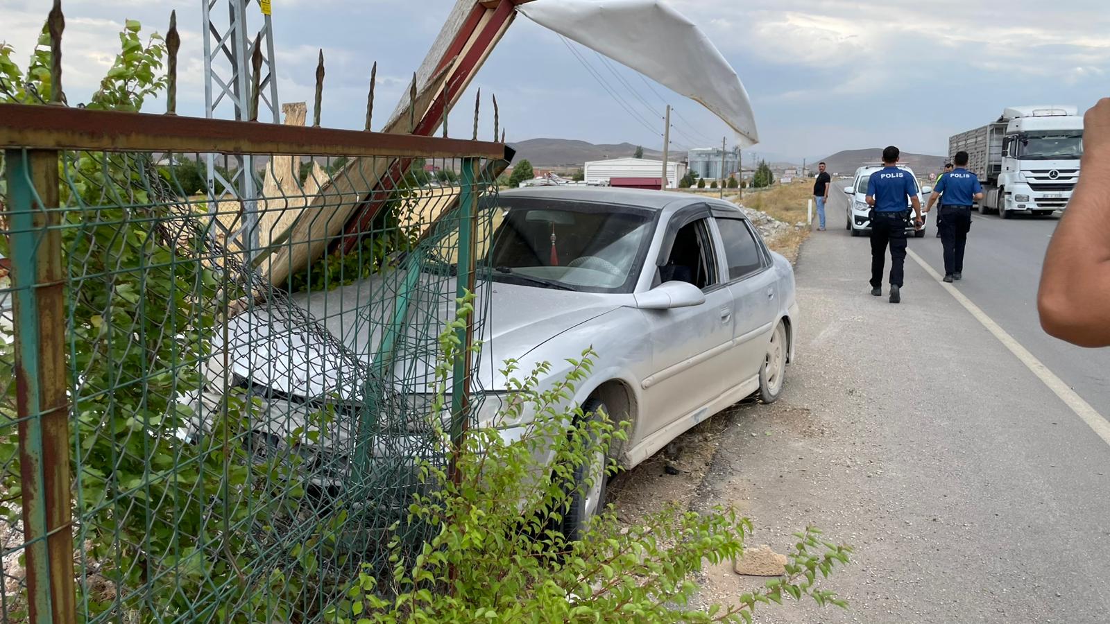 Afşin’de Kontrolünü Kaybeden Otomobil Bahçe Duvarına Çarptı
