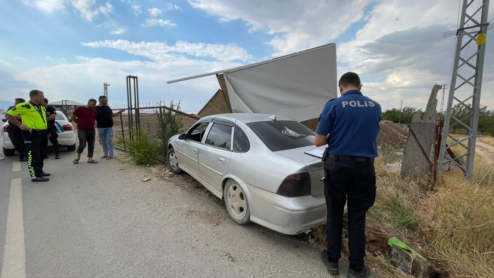 Afşin’de Kontrolünü Kaybeden Otomobil Bahçe Duvarına Çarptı1