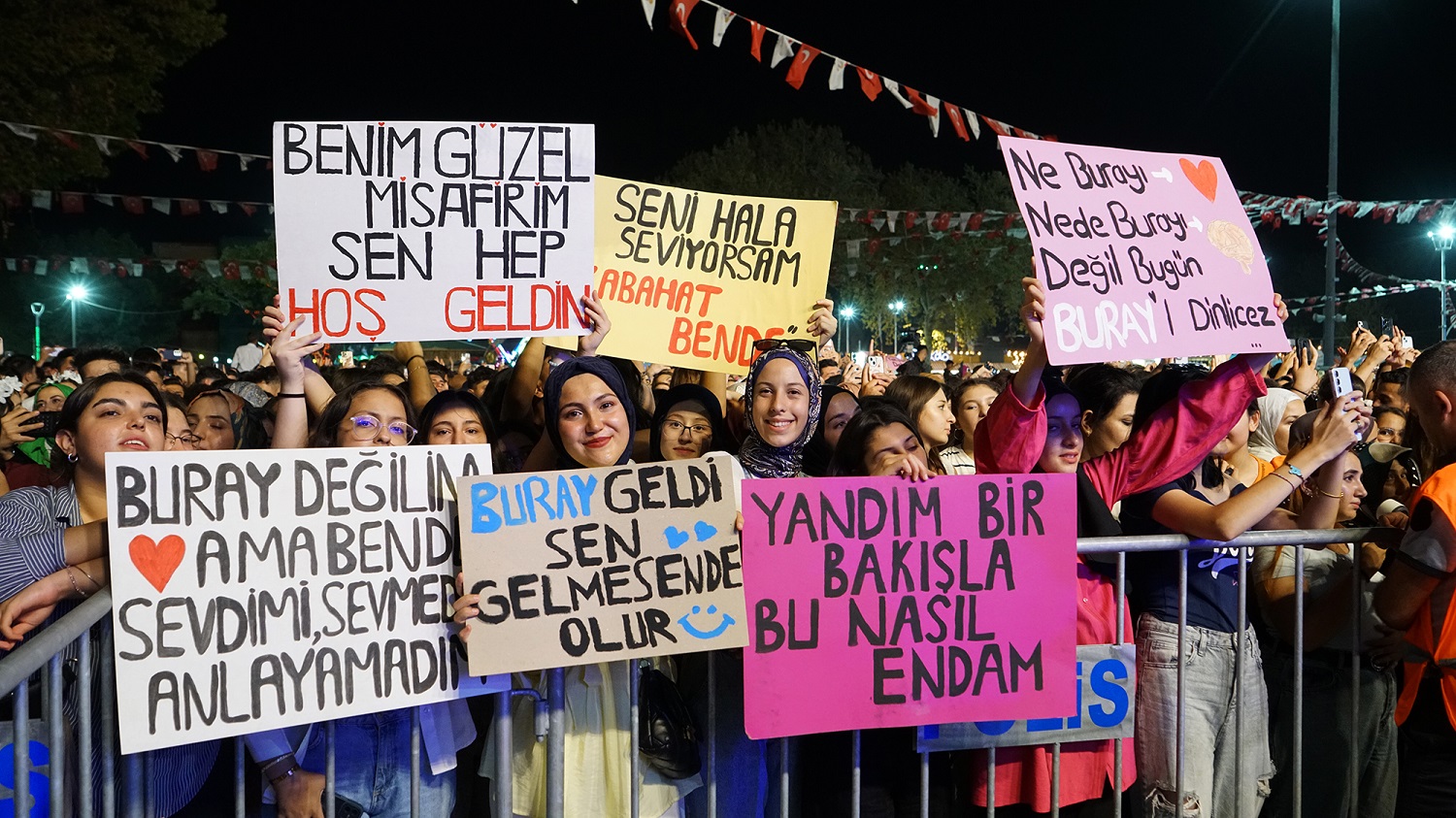 Buray Söyledi, Binlerce Kişi Hep Bir Ağızdan Eşlik Etti; Kafum’da Müzik Ziyafeti (1)