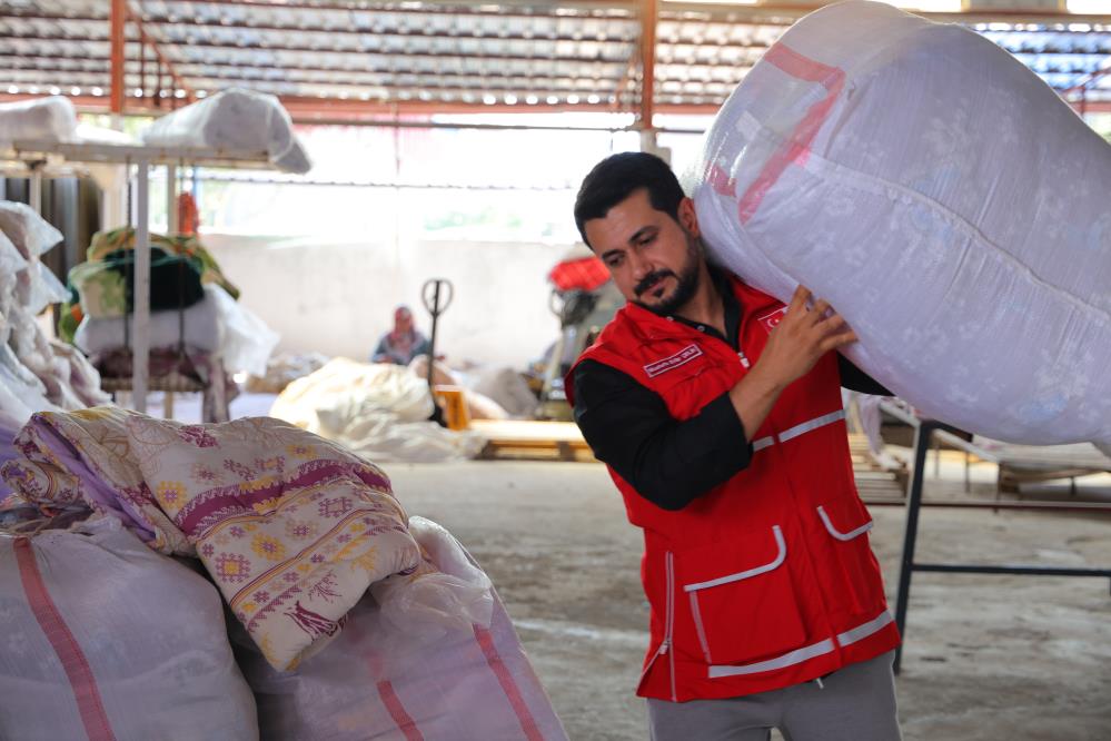 Deprem Şehri Kahramanmaraş'ta Esnaf, Bin Adet Yorgan Bağışı Yaptı 1
