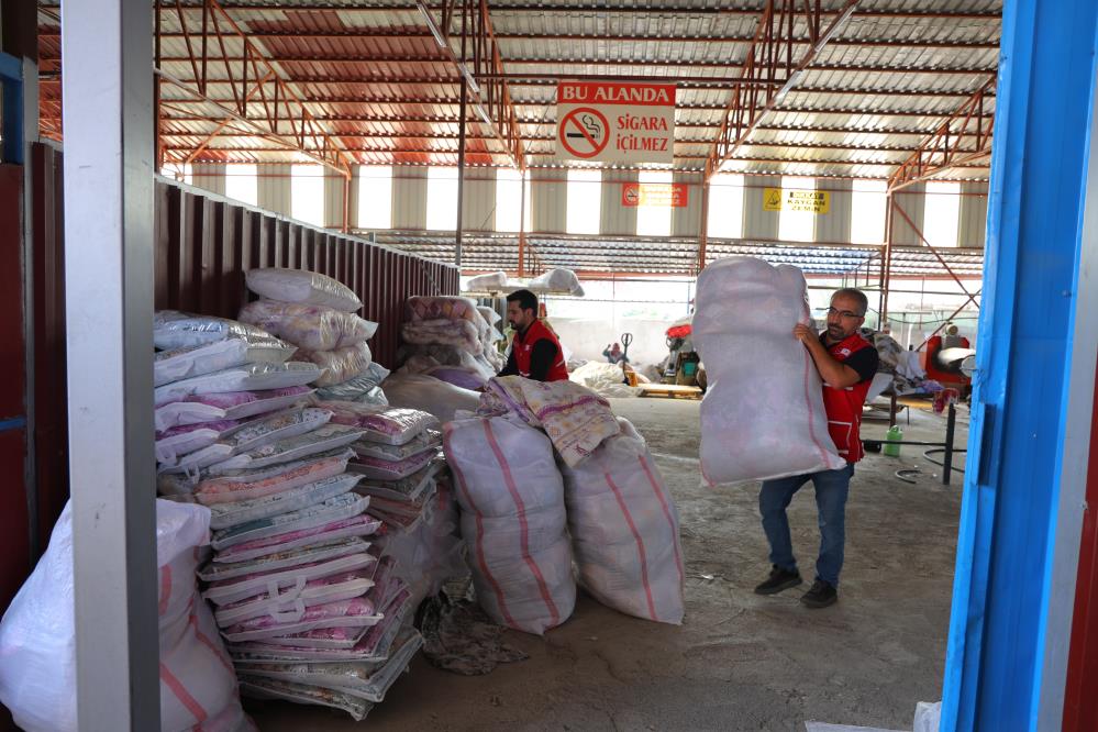 Deprem Şehri Kahramanmaraş'ta Esnaf, Bin Adet Yorgan Bağışı Yaptı 21
