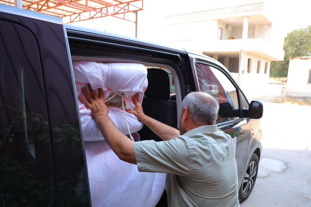 Deprem Şehri Kahramanmaraş'ta Esnaf, Bin Adet Yorgan Bağışı Yaptı 3