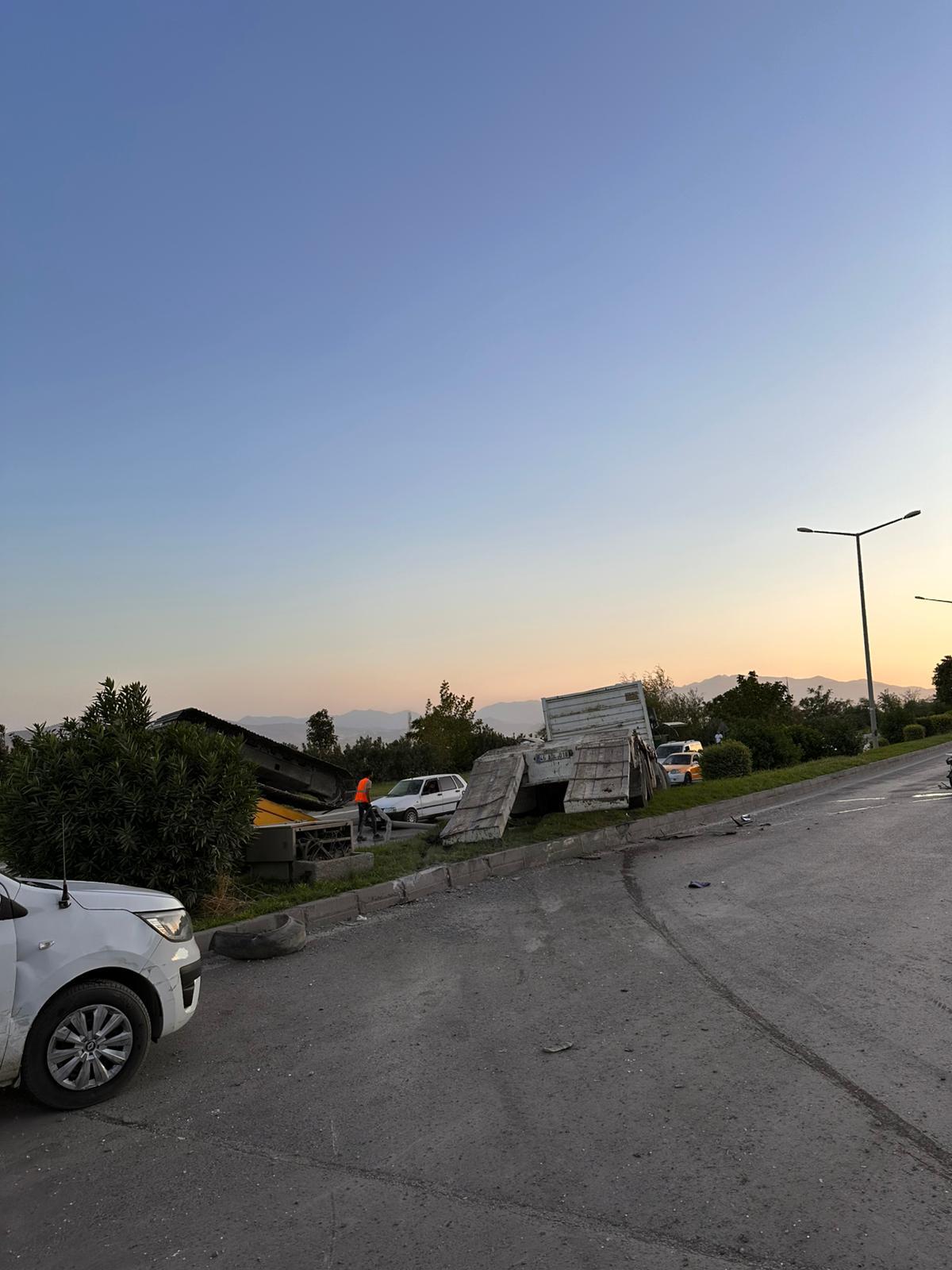Freni Boşalan Tır, Otomobili Böyle Sürükledi O Anlar Kamerada (2)-1