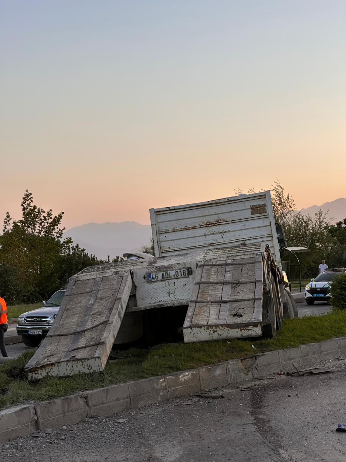 Freni Boşalan Tır, Otomobili Böyle Sürükledi O Anlar Kamerada (3)