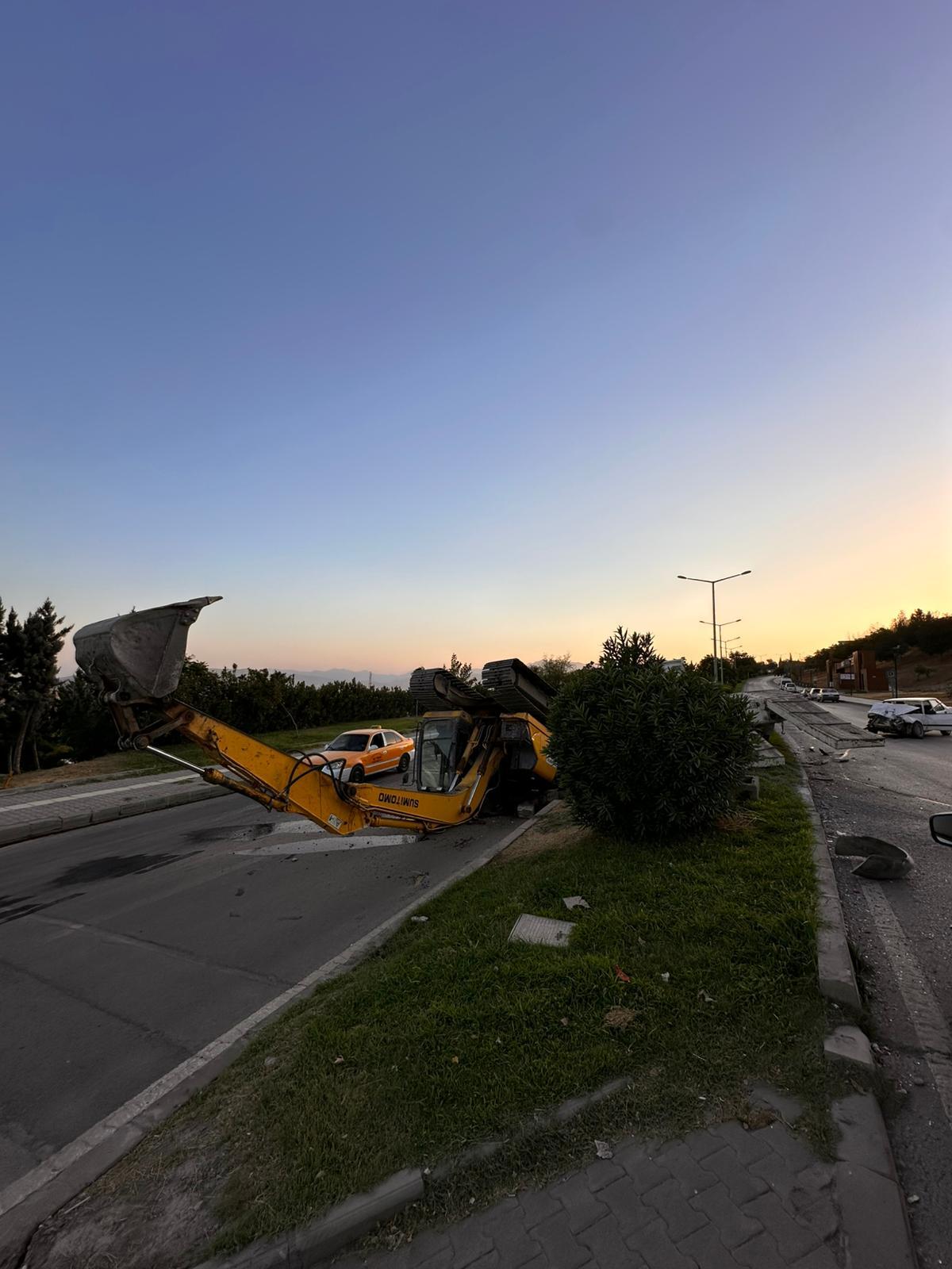 Freni Boşalan Tır, Otomobili Böyle Sürükledi O Anlar Kamerada (4)