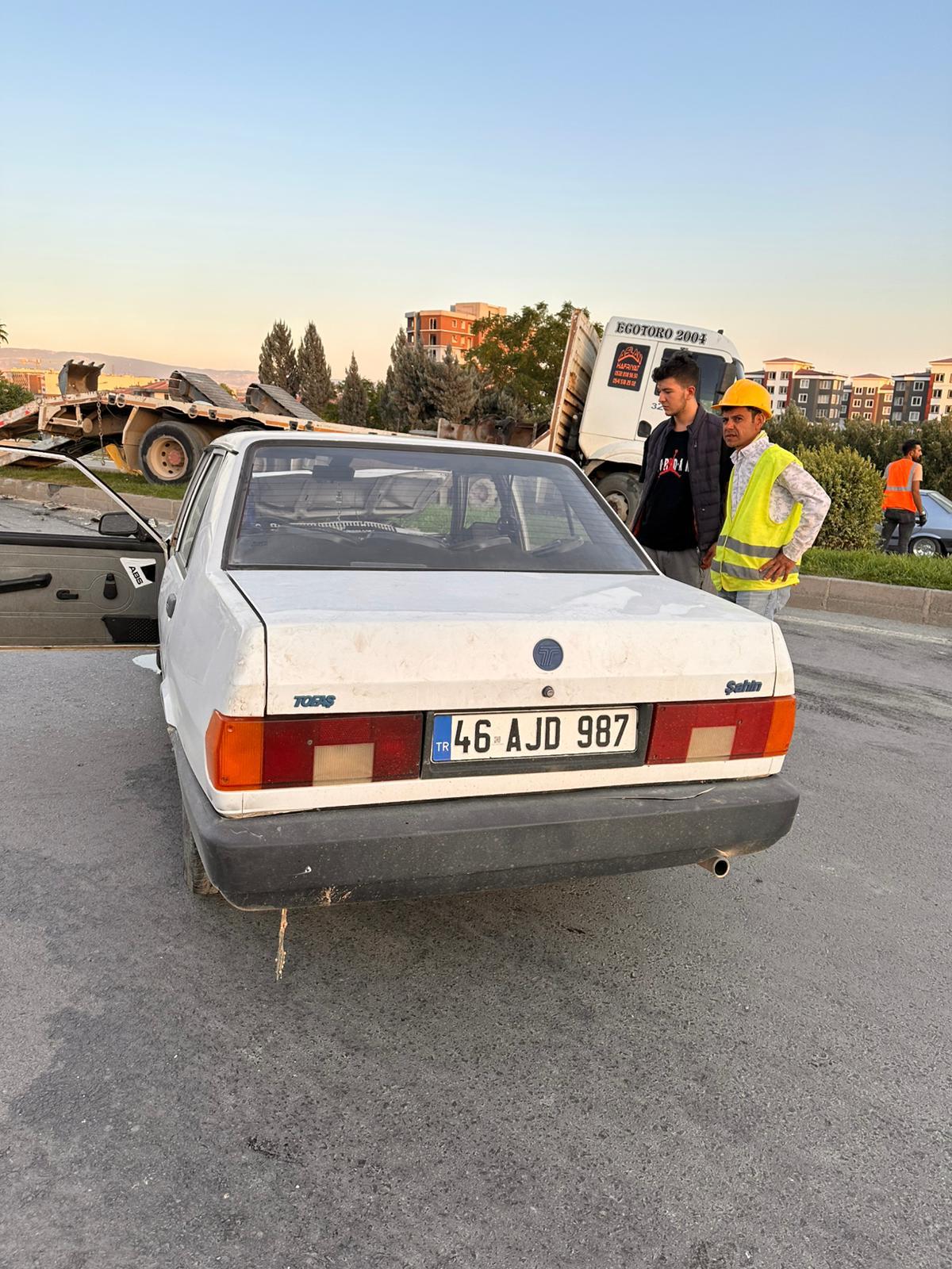 Freni Boşalan Tır, Otomobili Böyle Sürükledi O Anlar Kamerada (5)
