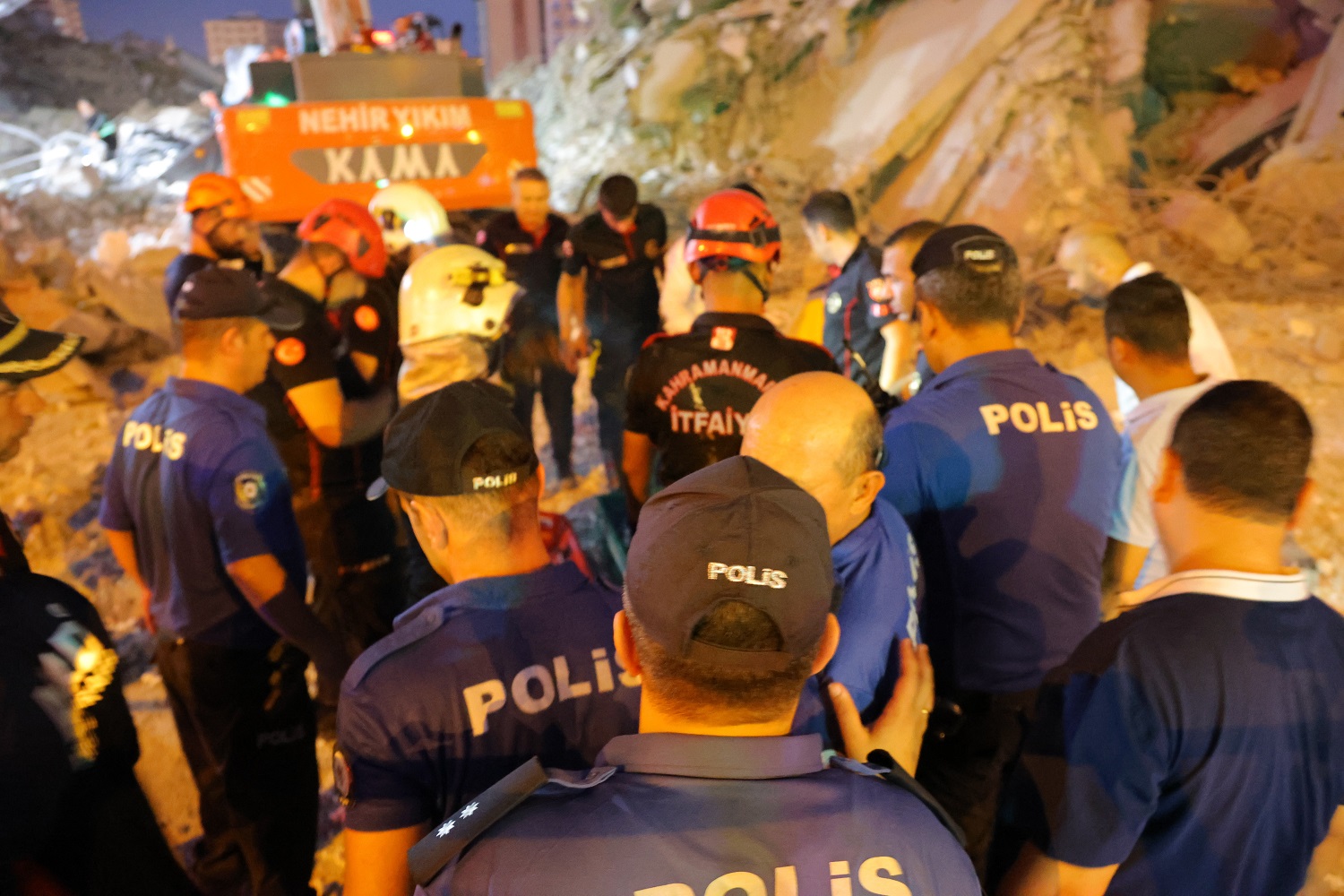 Göçük Altında Kalan İş Makinası Operatörünün Cansız Bedenine Ulaşıldı (2)