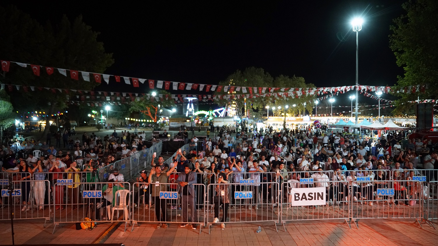 Güçlü Ve Pehlivan Söyledi, Müzikseverler Eşlik Etti (2)
