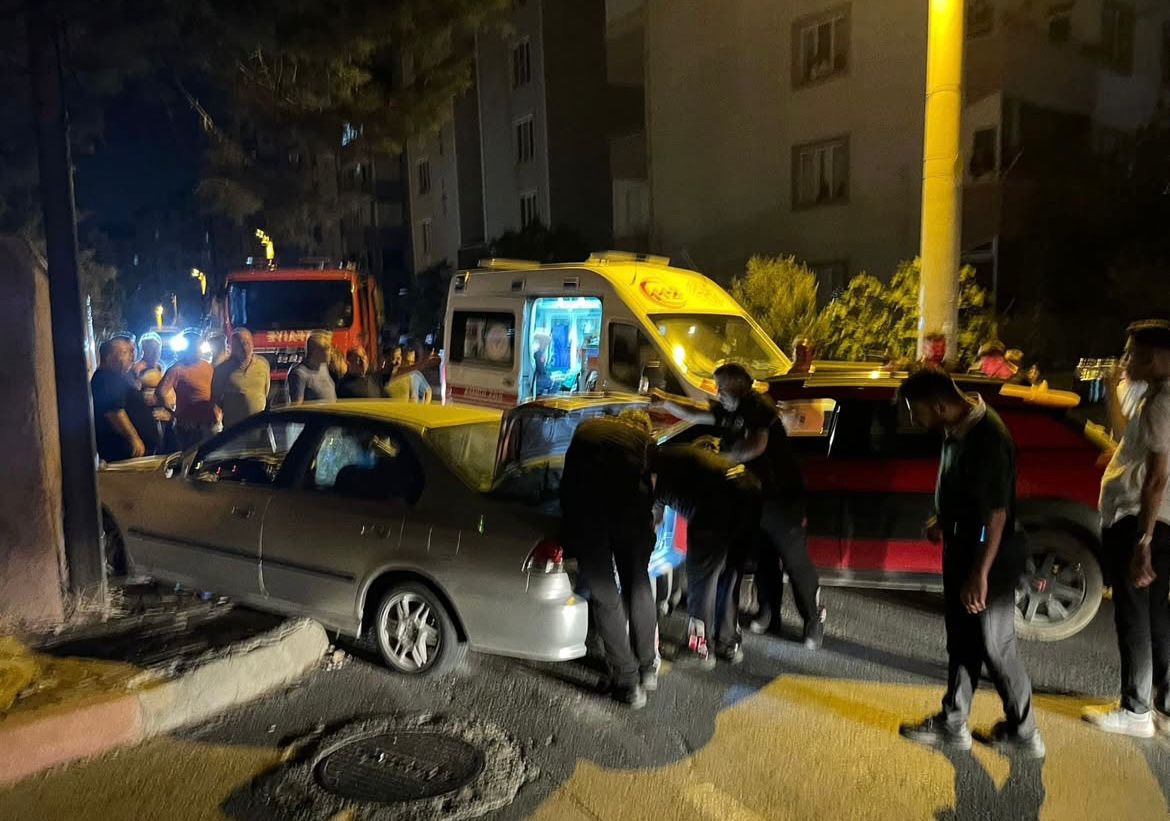 İki Otomobil Çarpıştı Sıkışan Yaralıyı İtfaiye Ekibi Kurtardı (2)