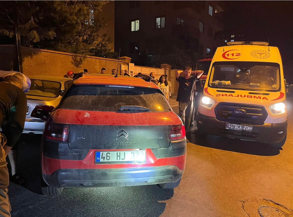 İki Otomobil Çarpıştı Sıkışan Yaralıyı İtfaiye Ekibi Kurtardı (3)
