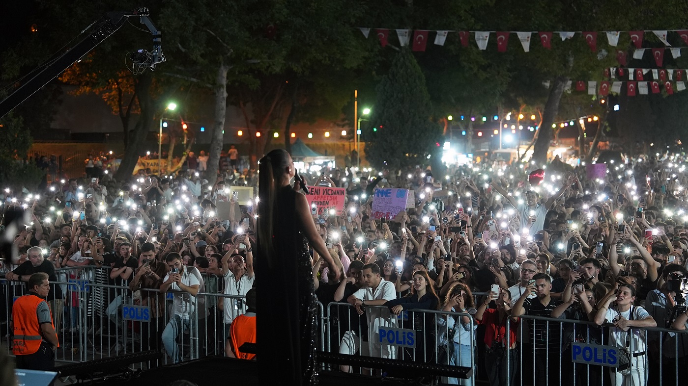 Kahramanmaraş Uluslararası Geleneksel Ağustos Fuarı'nda Şarkıcı Merve Özbey Sahne Aldı (3)