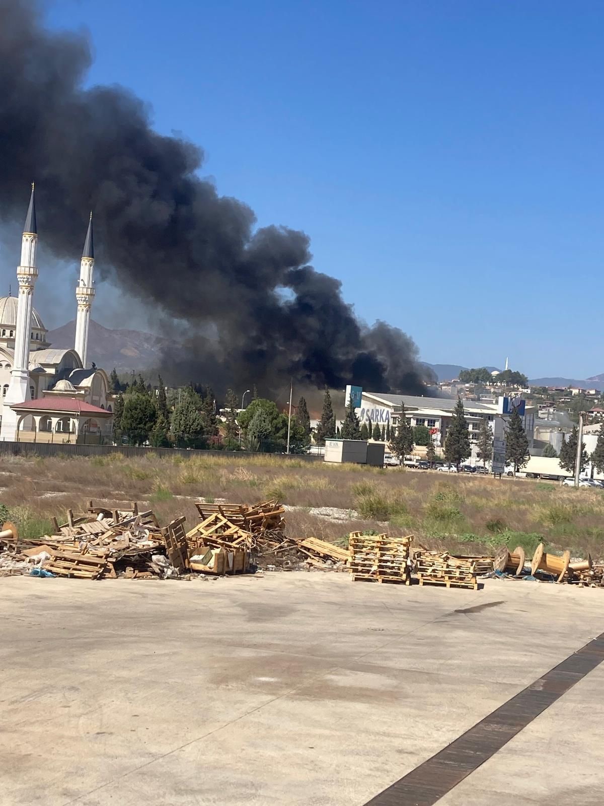 Kahramanmaraş’ta Fabrika Alevlere Teslim Oldu (2)