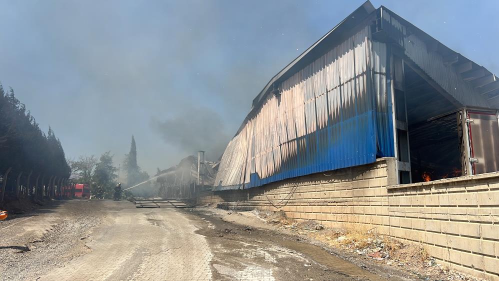 Kahramanmaraş'taki Kağıt Fabrikası Yangını Kontrol Altına Alındı