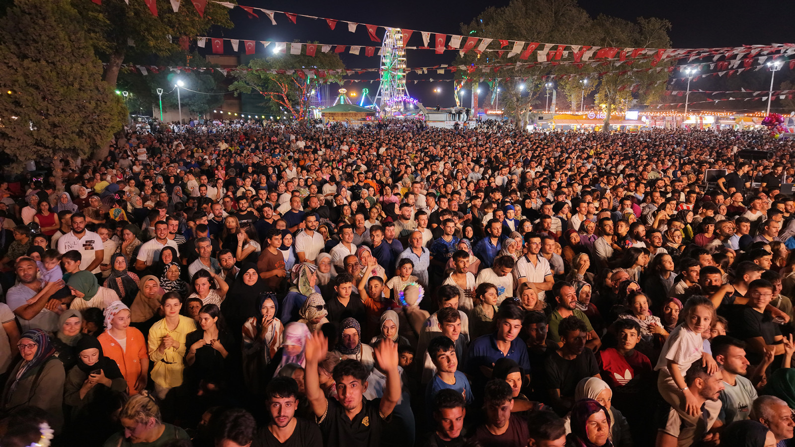 Mahmut Tuncer, Ağustos Fuarı’nda Coşkuyu Zirveye Taşıdı 6