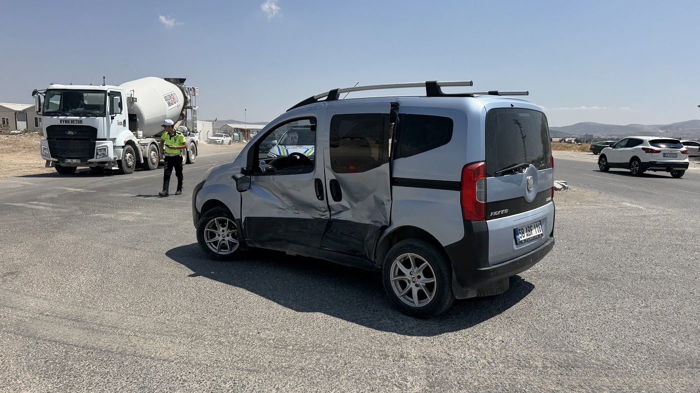 Polis Aracı İle Hafif Ticari Araç Çarpıştı 3 Yaralı (2)
