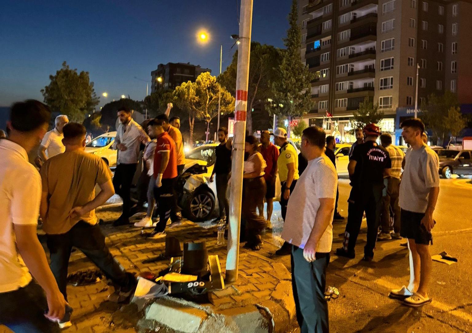 Polis Aracı İle Otomobil Çarpıştı 1 Polis Memuru Ve 4 Kişi Yaralandı (1)