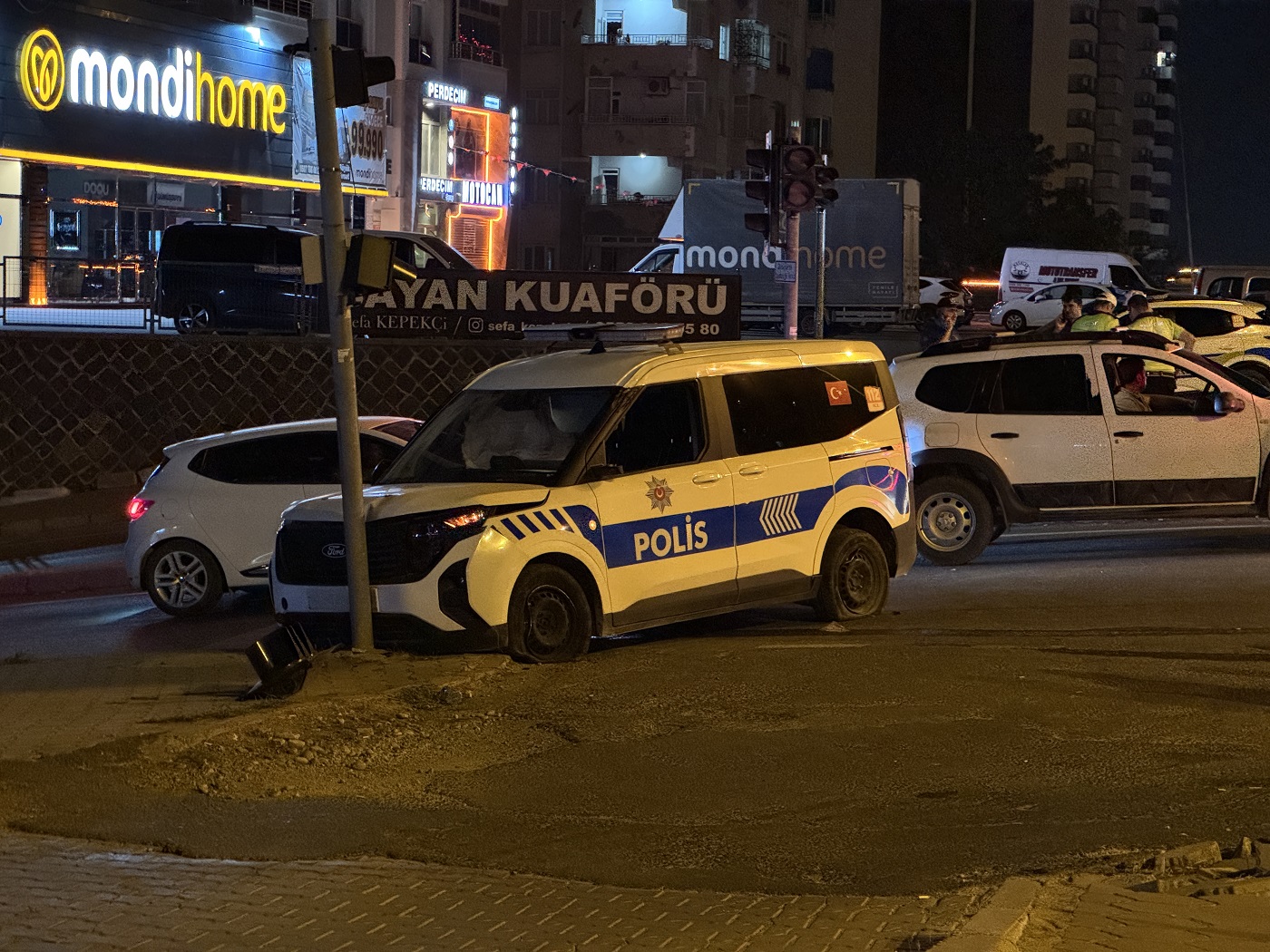 Polis Aracıyla Otomobil Çarpıştı 2'Si Polis, 5 Yaralı (4)