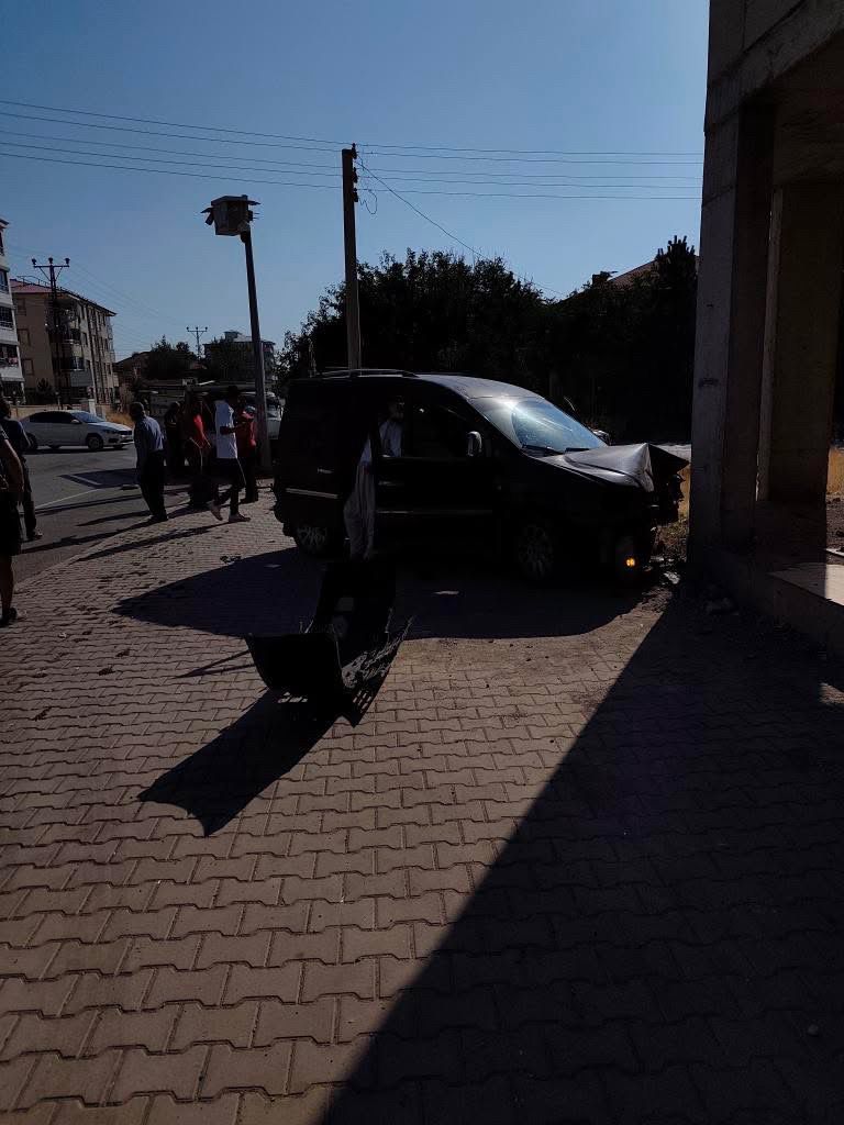 Sefer Hoca Caddesi’nde Trafik Kazası 2 Araç Çarpıştı