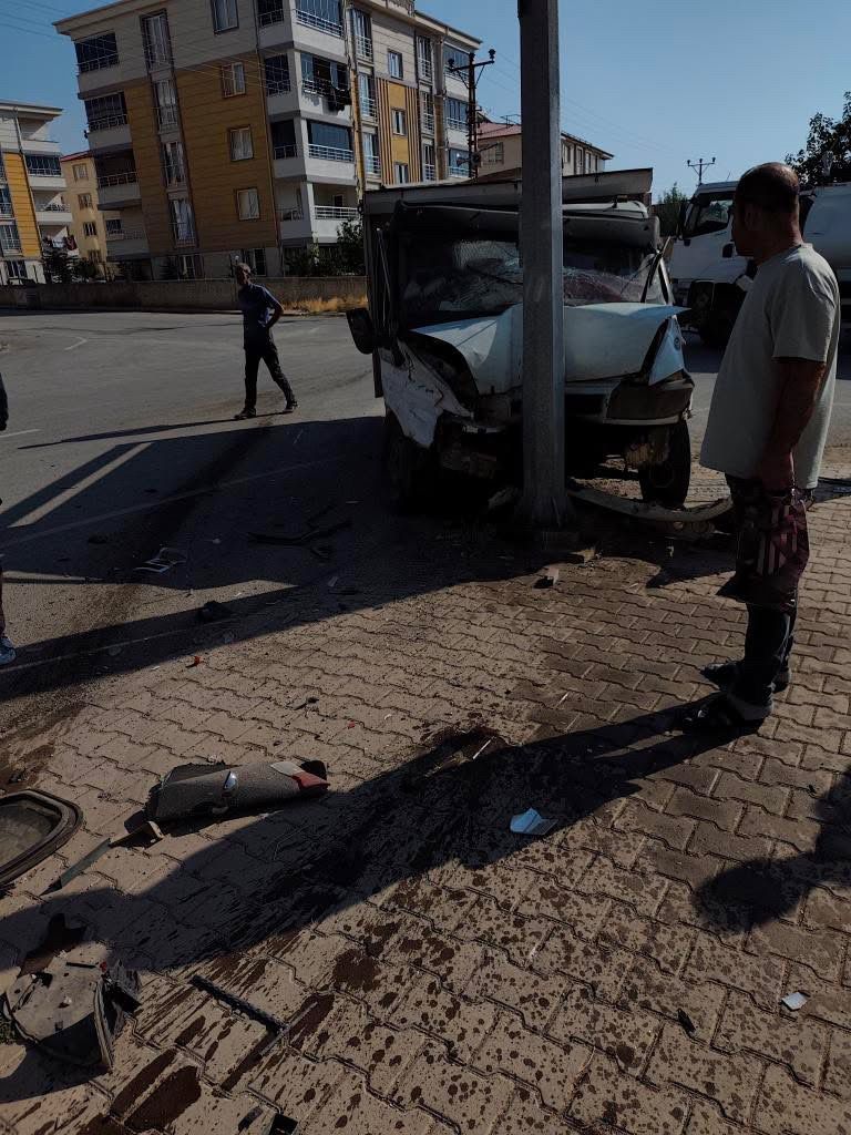Sefer Hoca Caddesi’nde Trafik Kazası 2 Araç Çarpıştı1