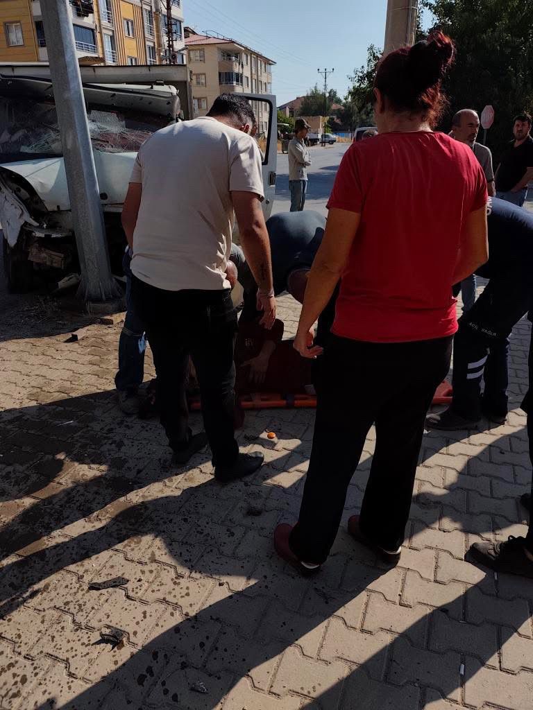 Sefer Hoca Caddesi’nde Trafik Kazası 2 Araç Çarpıştı12