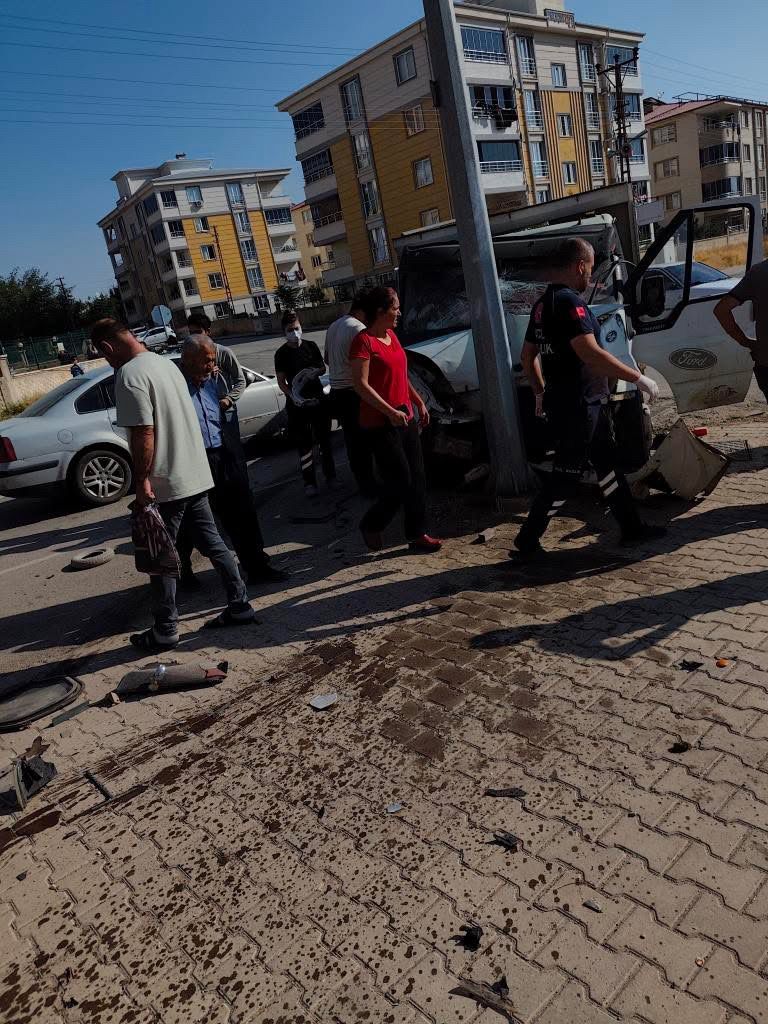 Sefer Hoca Caddesi’nde Trafik Kazası 2 Araç Çarpıştı2