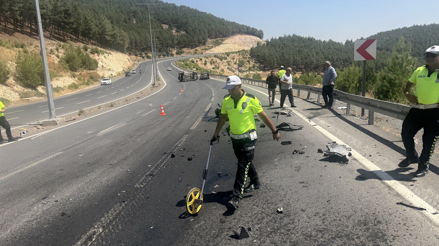 Takla Atan Hafif Ticari Aracın Sürücüsü Yaralandı (4)