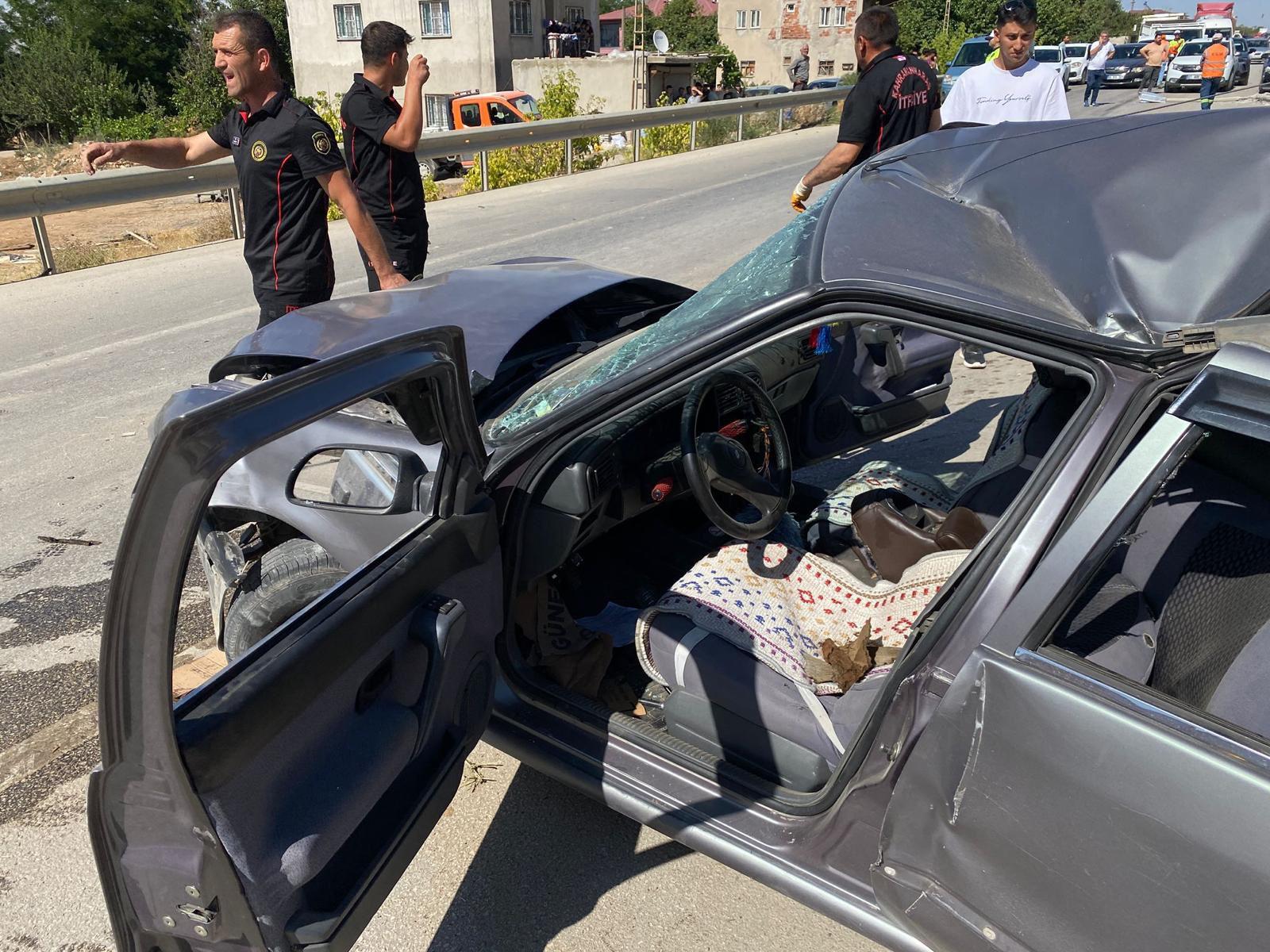 Tırın Çarptığı Otomobil Hurdaya Döndü 2 Yaralı (1)