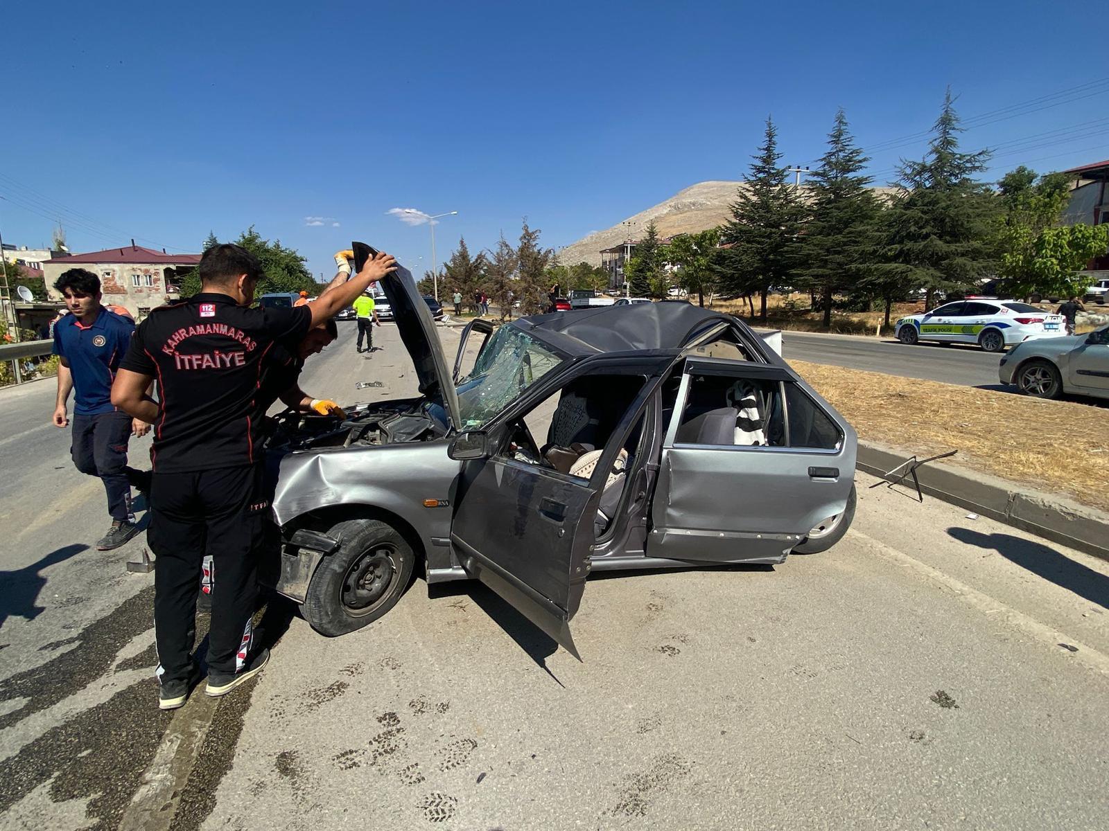 Tırın Çarptığı Otomobil Hurdaya Döndü 2 Yaralı (3)
