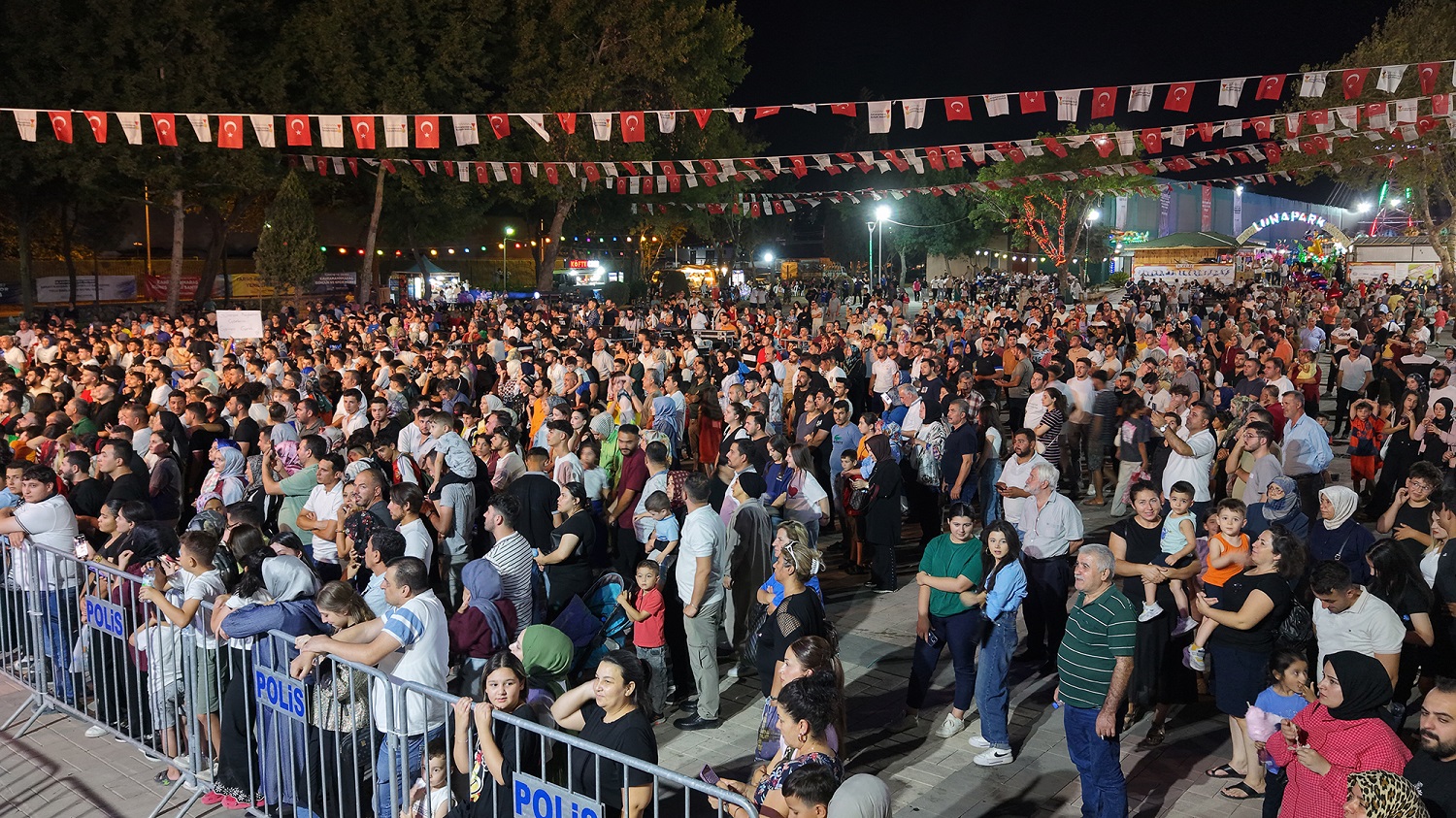 Türk Pop Müziğinin Efsane İsmi Mithat Körler Kafum’da Sahne Aldı (4)