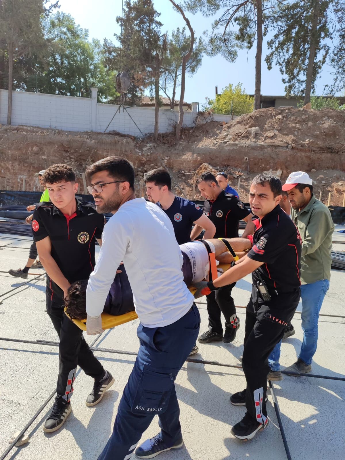Vücuduna Demir Saplanan İşçiyi İtfaiye Ekibi Kurtardı (1)