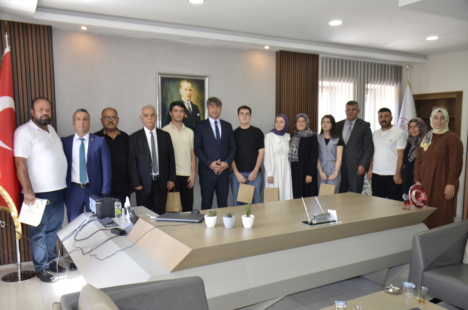 Yks’de Başarı Sağlayan Öğrencilerden, Milli Eğitim Müdürü Kaba’ya Ziyaret (1)