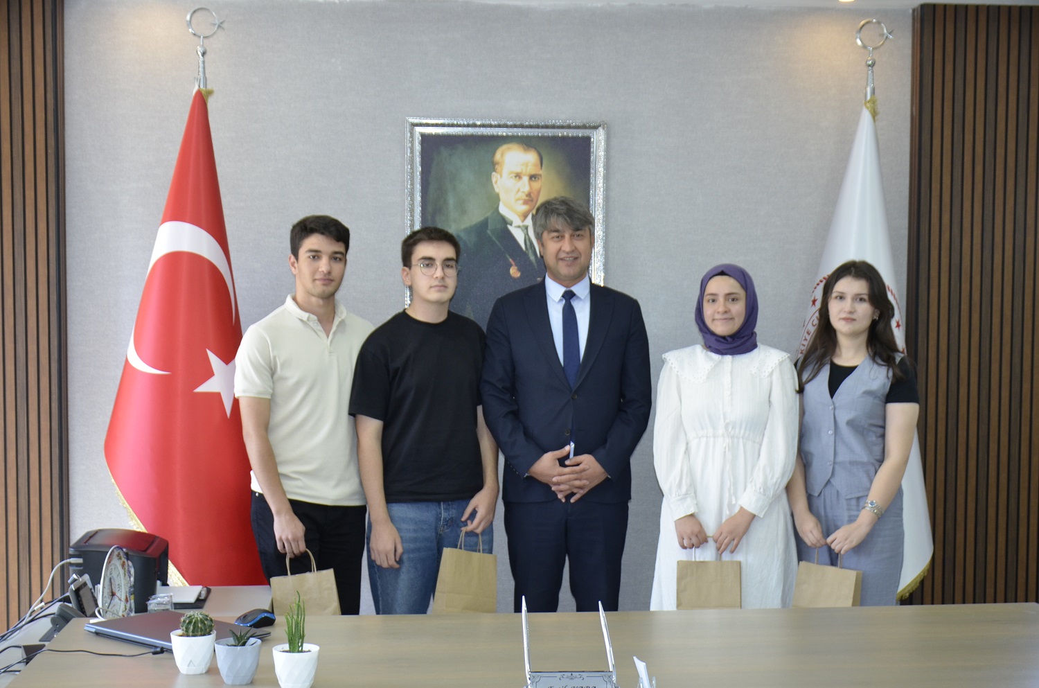 Yks’de Başarı Sağlayan Öğrencilerden, Milli Eğitim Müdürü Kaba’ya Ziyaret (10)