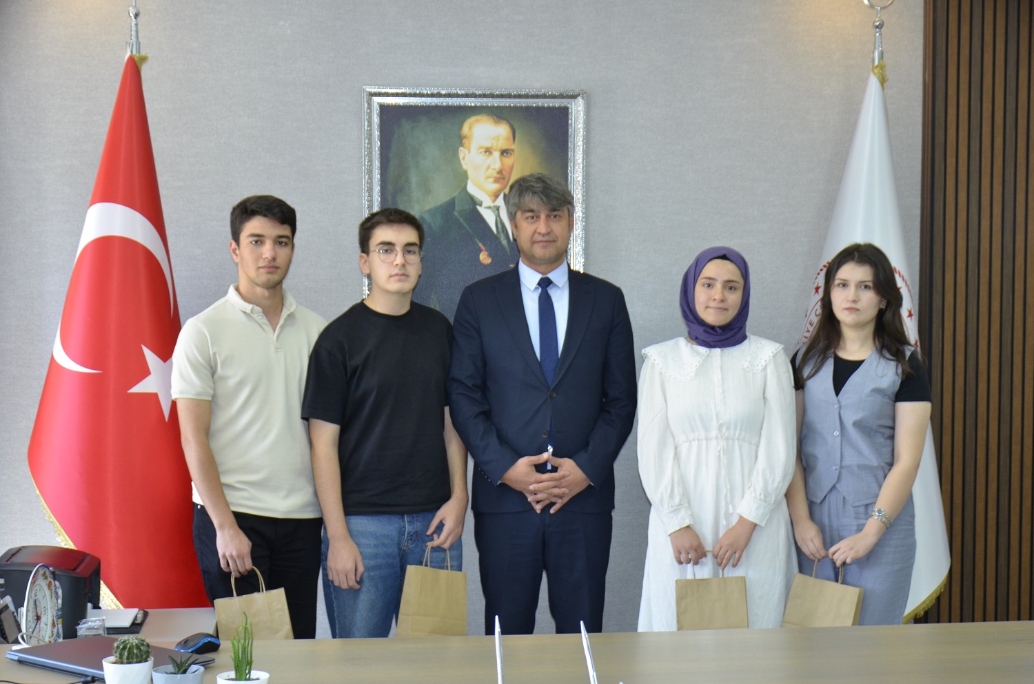 Yks’de Başarı Sağlayan Öğrencilerden, Milli Eğitim Müdürü Kaba’ya Ziyaret (11)