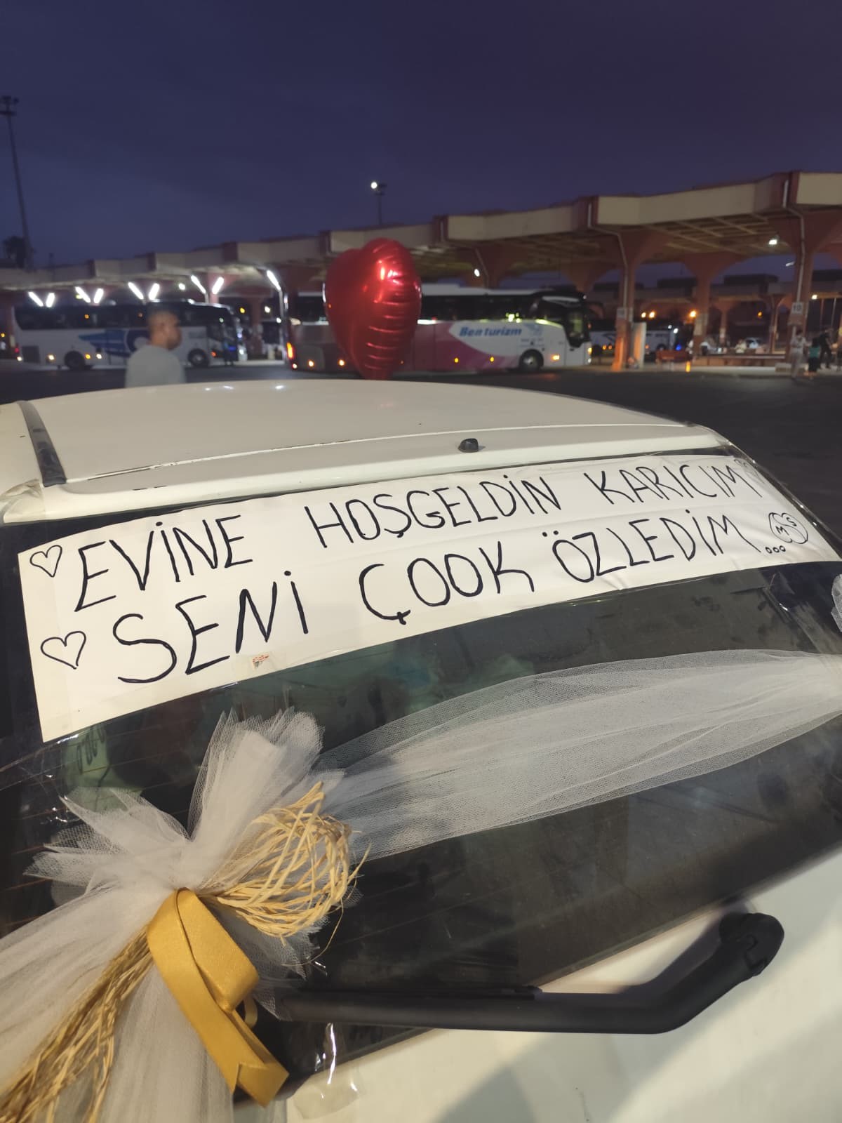 Adana'dan Renkli Görüntüler Otomobilini Balon Ve Yazılarla Süsledi, Eşini Karşıladı (4)