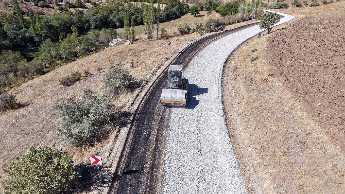 Afşin Dokuztay’da 6 Kilometrelik Yol Yenilendi (2)