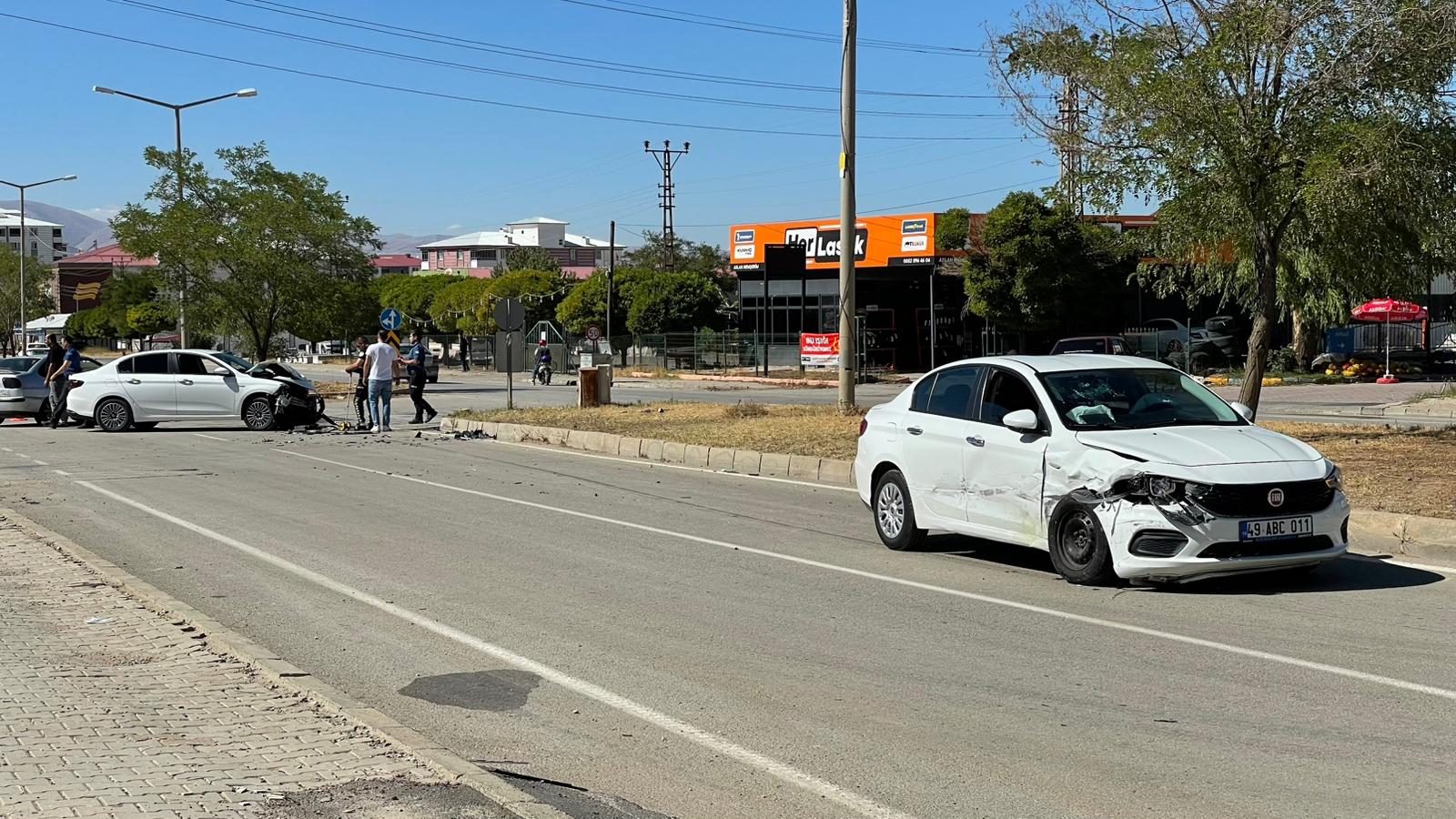 Afşinbey Caddesi’nde Trafik Kazası Meydana Geldi (1)