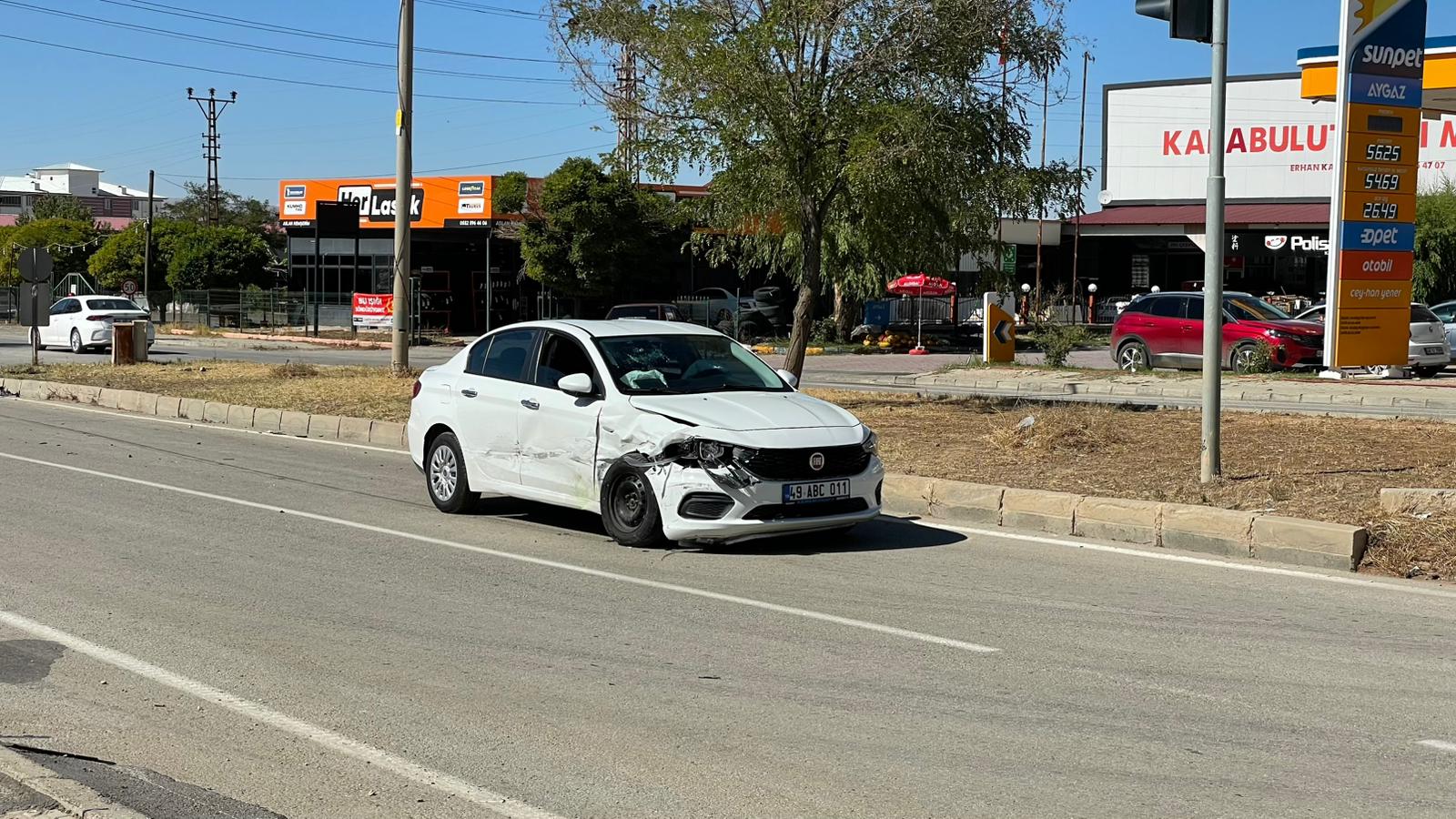 Afşinbey Caddesi’nde Trafik Kazası Meydana Geldi (3)