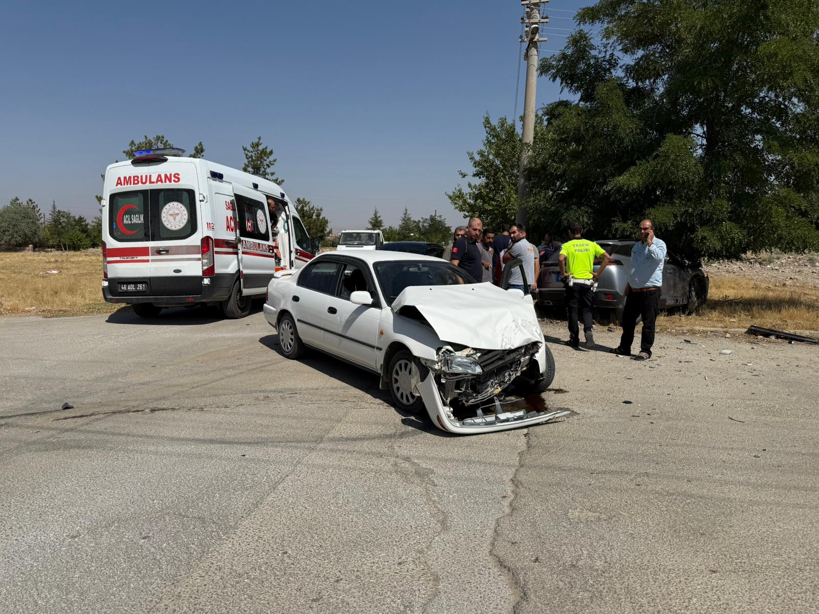 Afşin’de İki Otomobil Çarpıştı 2 Kişi Yaralandı4