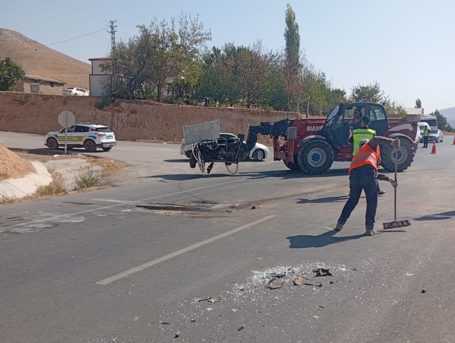 Afşin’de Otomobil İkiye Bölündü 1 Yaralı (1)