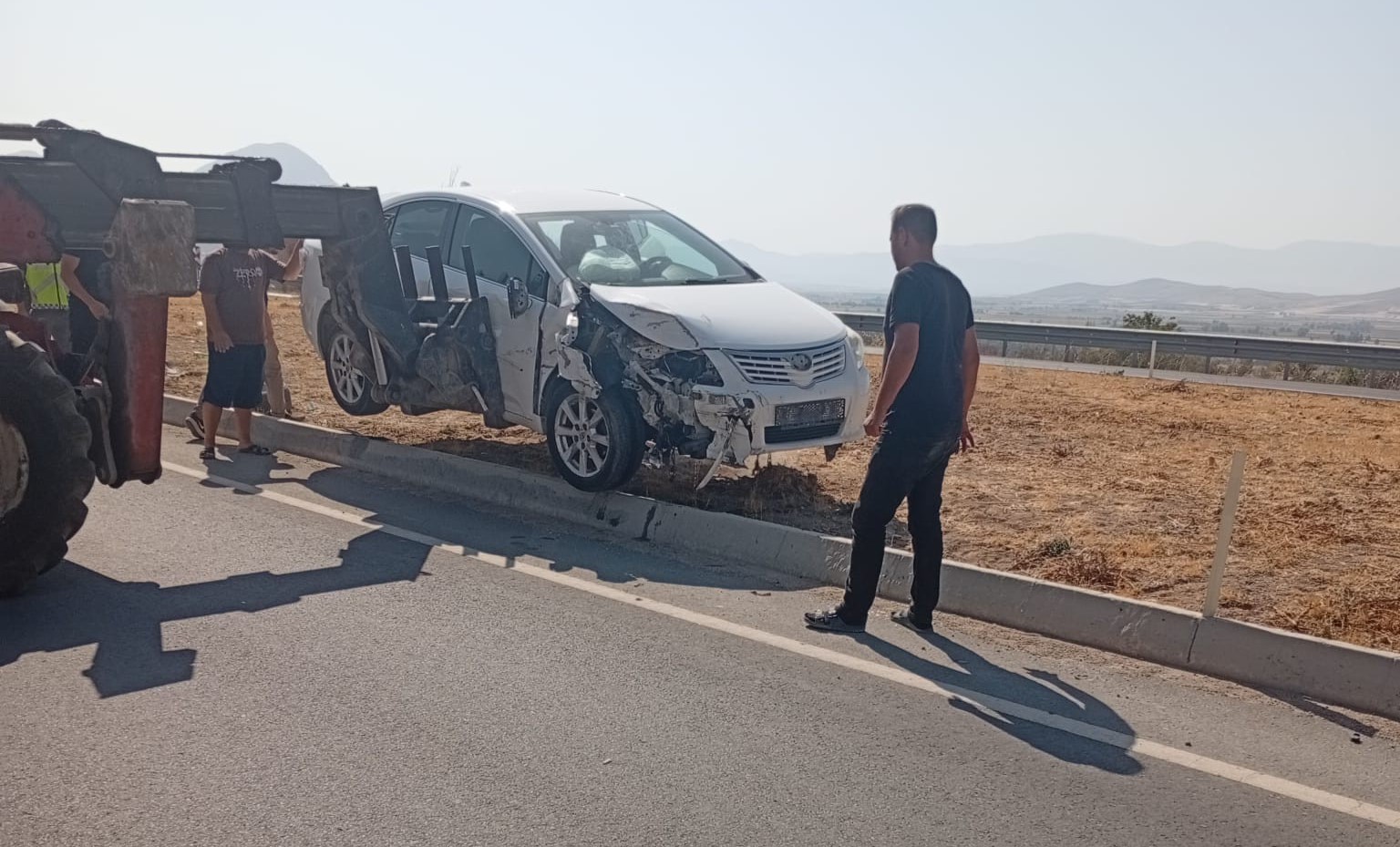 Afşin’de Otomobil İkiye Bölündü 1 Yaralı (2)