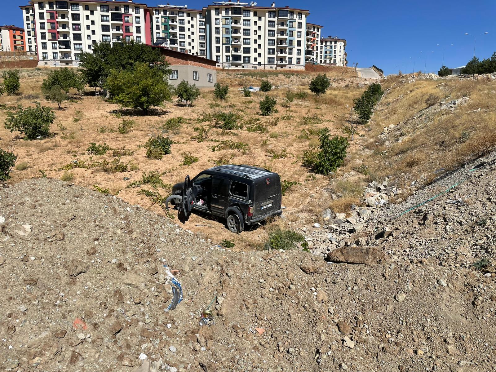 Afşin’de Otomobil Tarlaya Uçtu 3 Yaralı 12