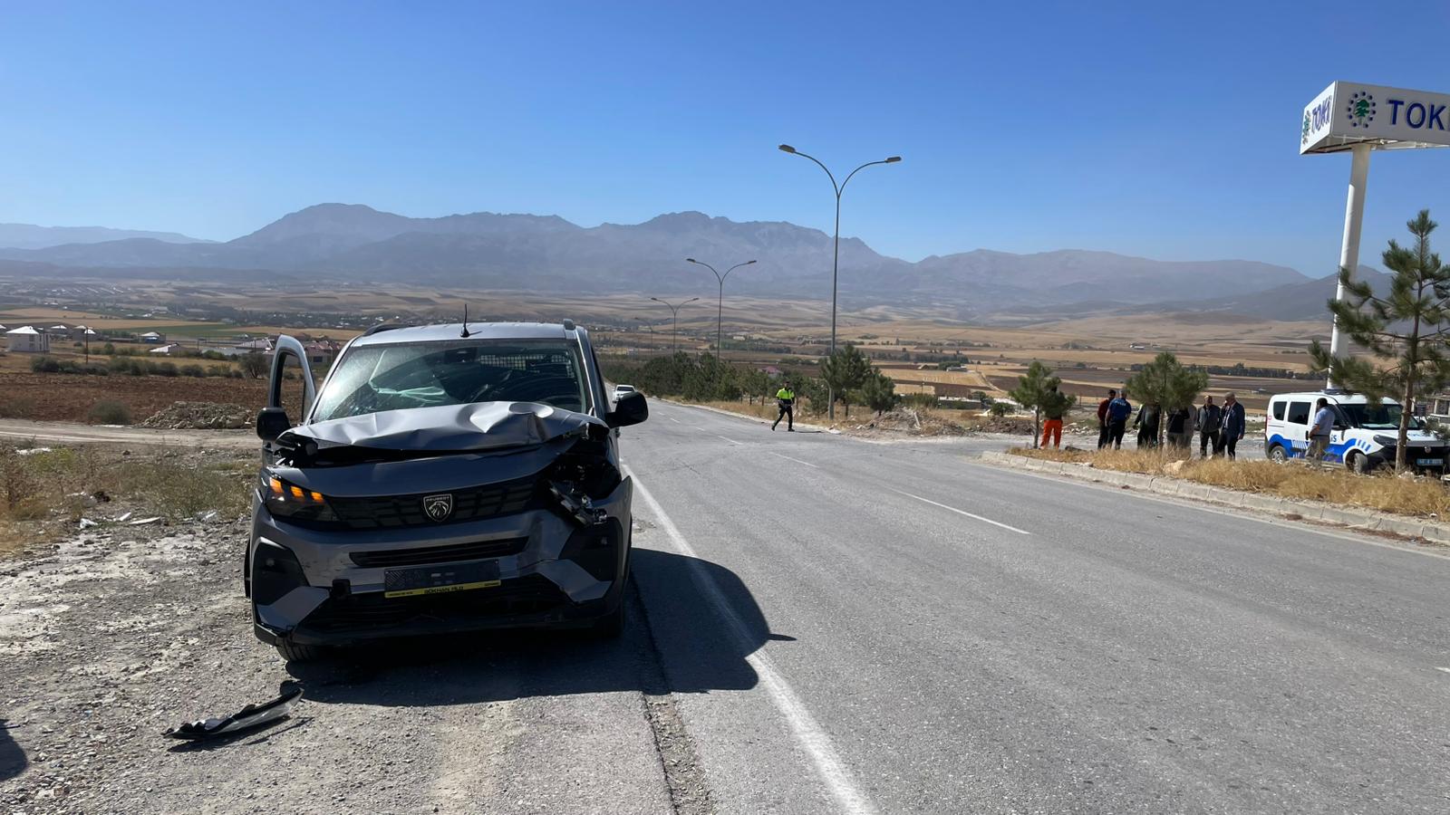 Afşin’de Otomobil Tarlaya Uçtu 3 Yaralı 13