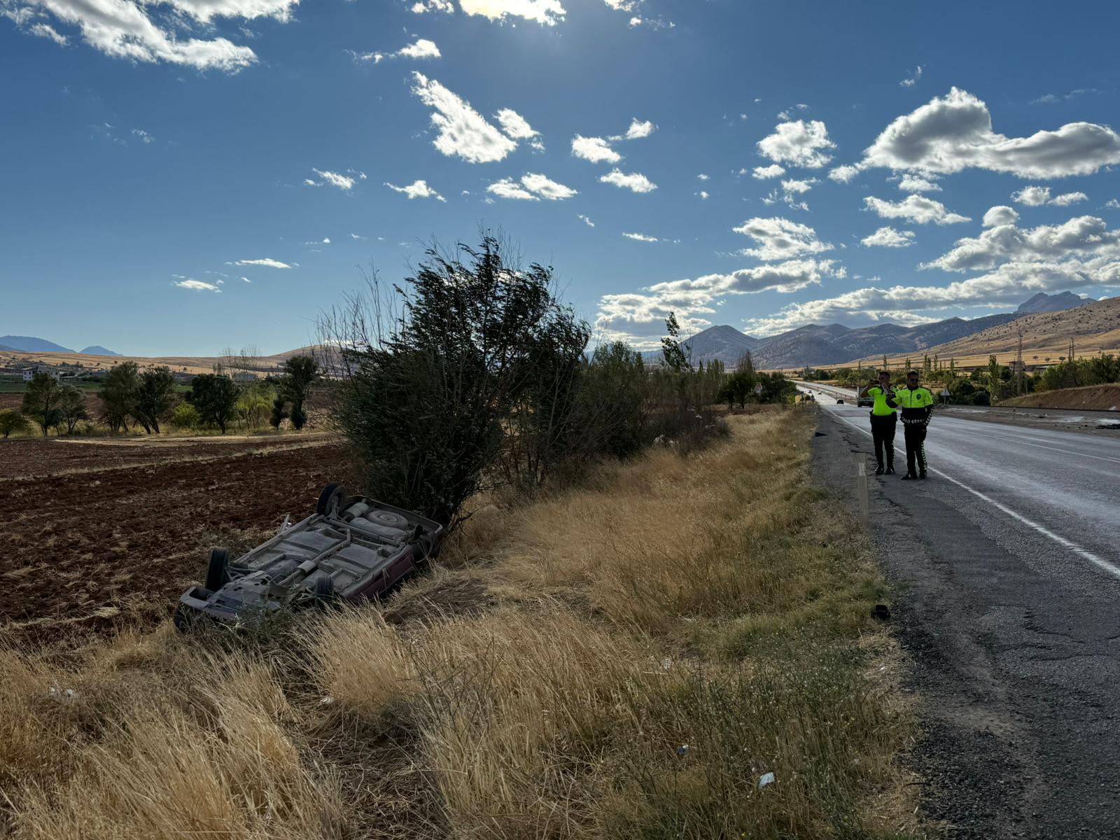 Afşin’de Otomobil Tarlaya Uçtu 3 Yaralı
