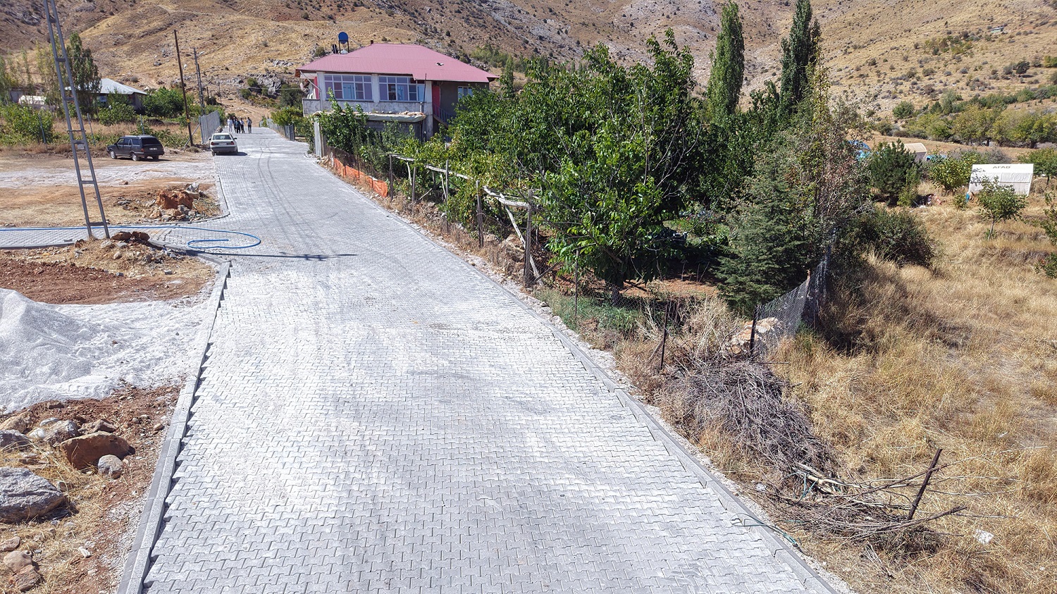 Afşin’in Kırsal Mahallelerinden Türksevin’in Ulaşım Konforu Artırıldı (3)
