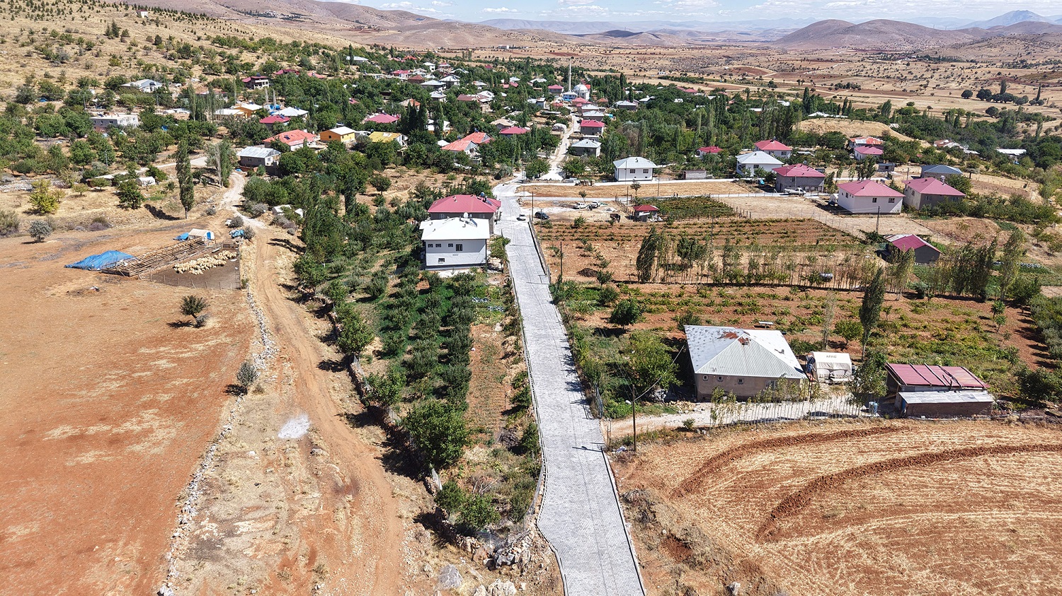 Afşin’in Kırsal Mahallelerinden Türksevin’in Ulaşım Konforu Artırıldı (4)