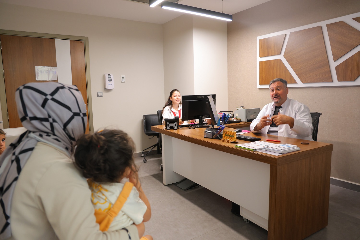 Beyin Felcinde Botoks Ve Tendon Gevşetme Tedavisiyle, Asel Yeniden Yürümeye Başladı (1)