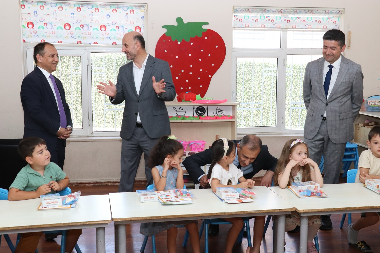 Eğitime Destek Ziyareti Öğrencilere Kırtasiye Hediyesi1