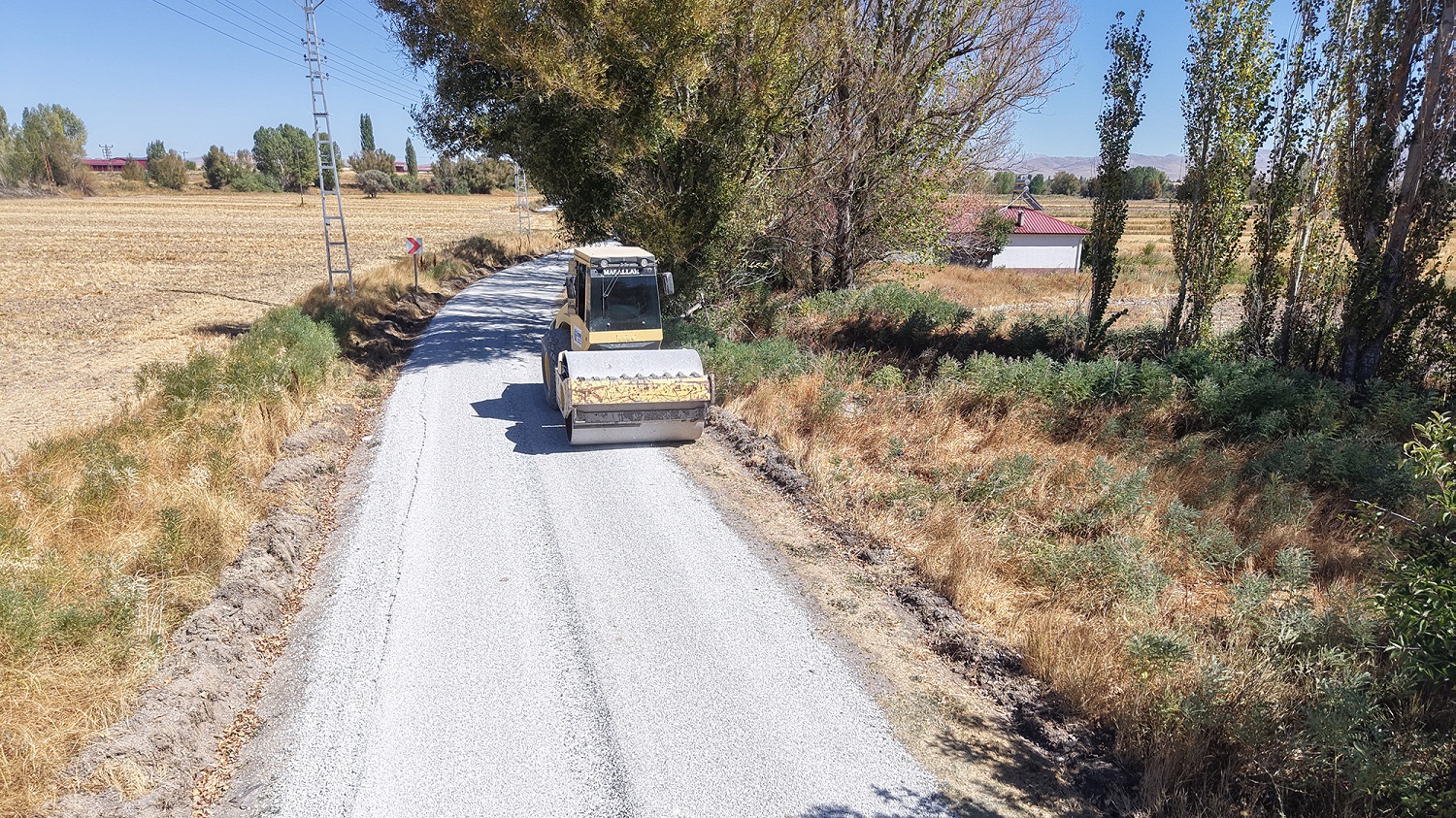 Elbistan’da Bir Mahallenin Daha Ulaşımı Büyükşehir’le İyileştirildi (1)
