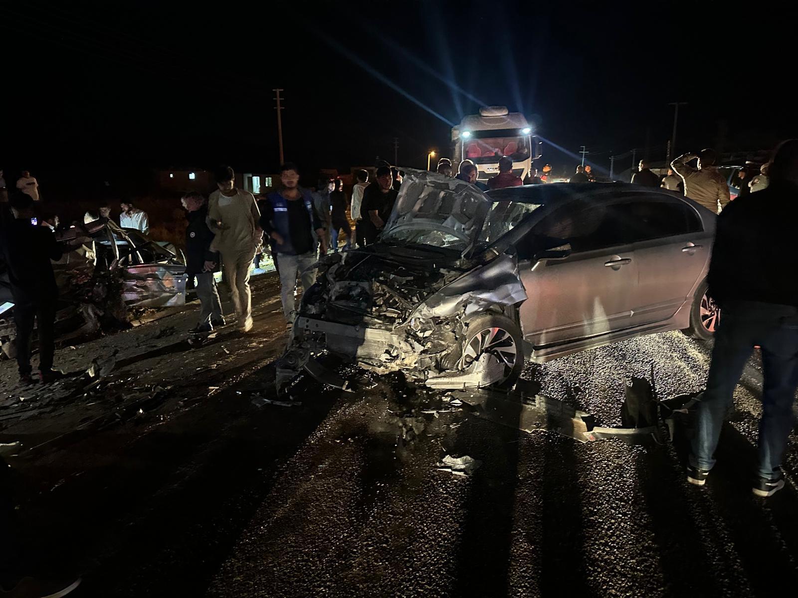 İki Otomobil Kafa Kafaya Çarpıştı 5 Yaralı 3